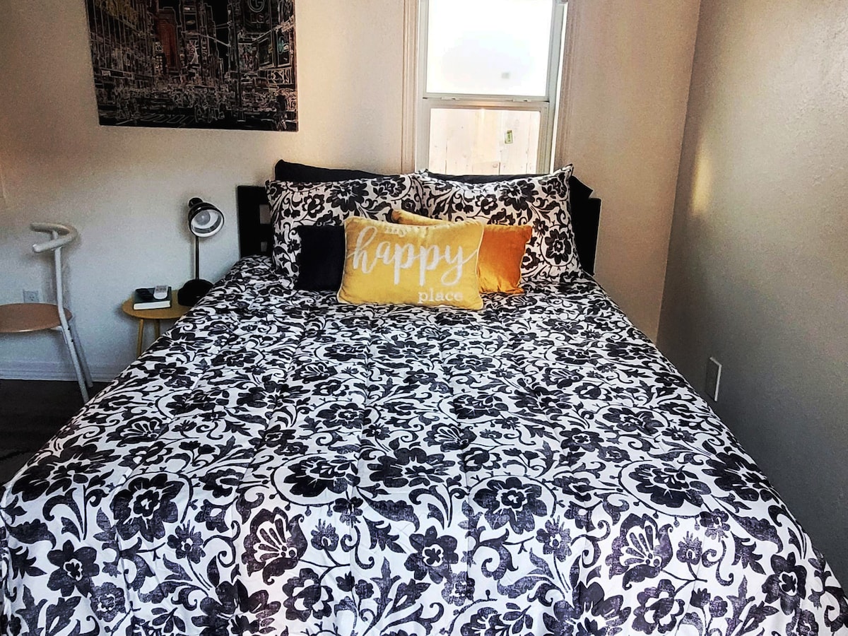 Title: The Comfort and Coziness of Dorm Blankets