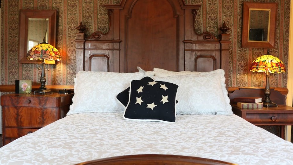 Title: Rejuvenating Old Down Comforters in Shanghai - Reviving the Beauty of Timeworn Bedding