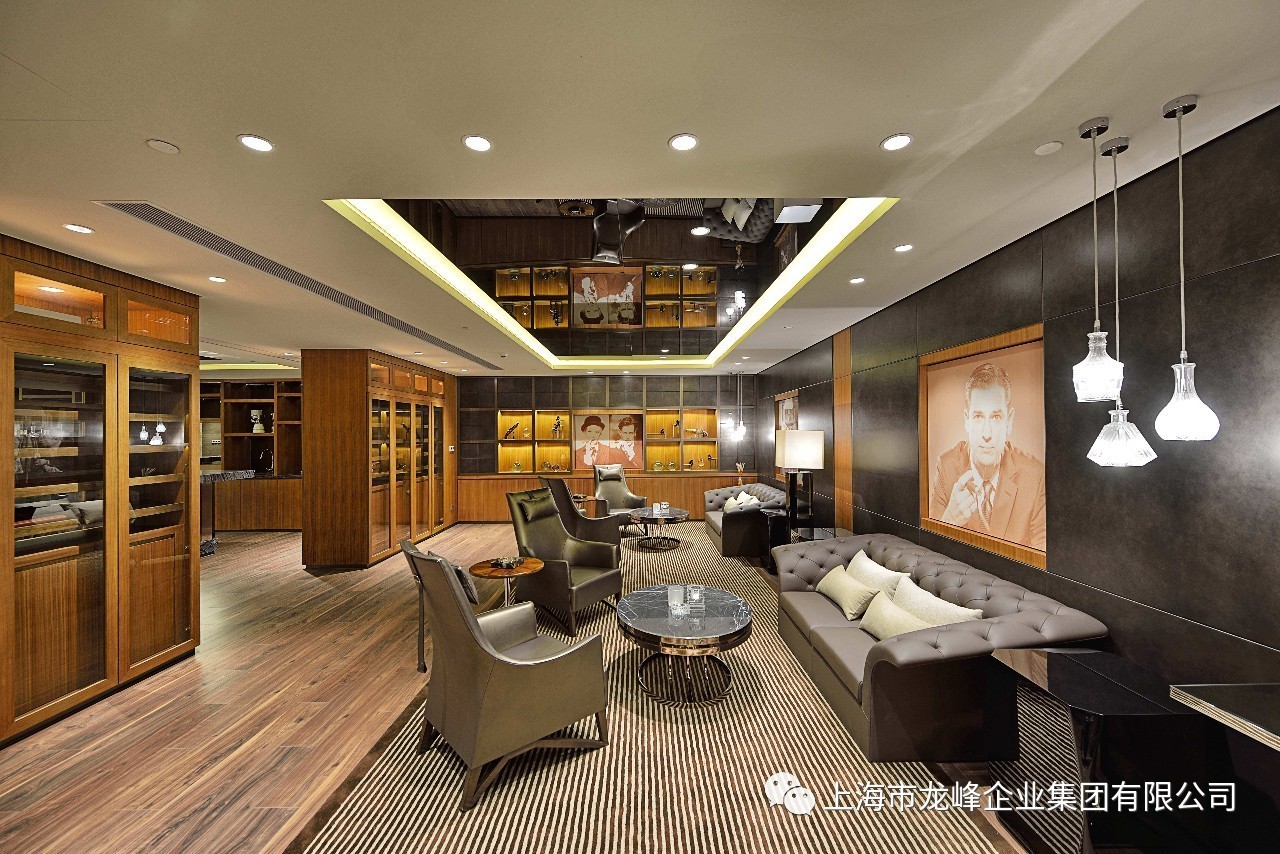 Title: The Luxurious Experience of Staying in a Ritz-Carlton Hotel with Its Downy Comforter