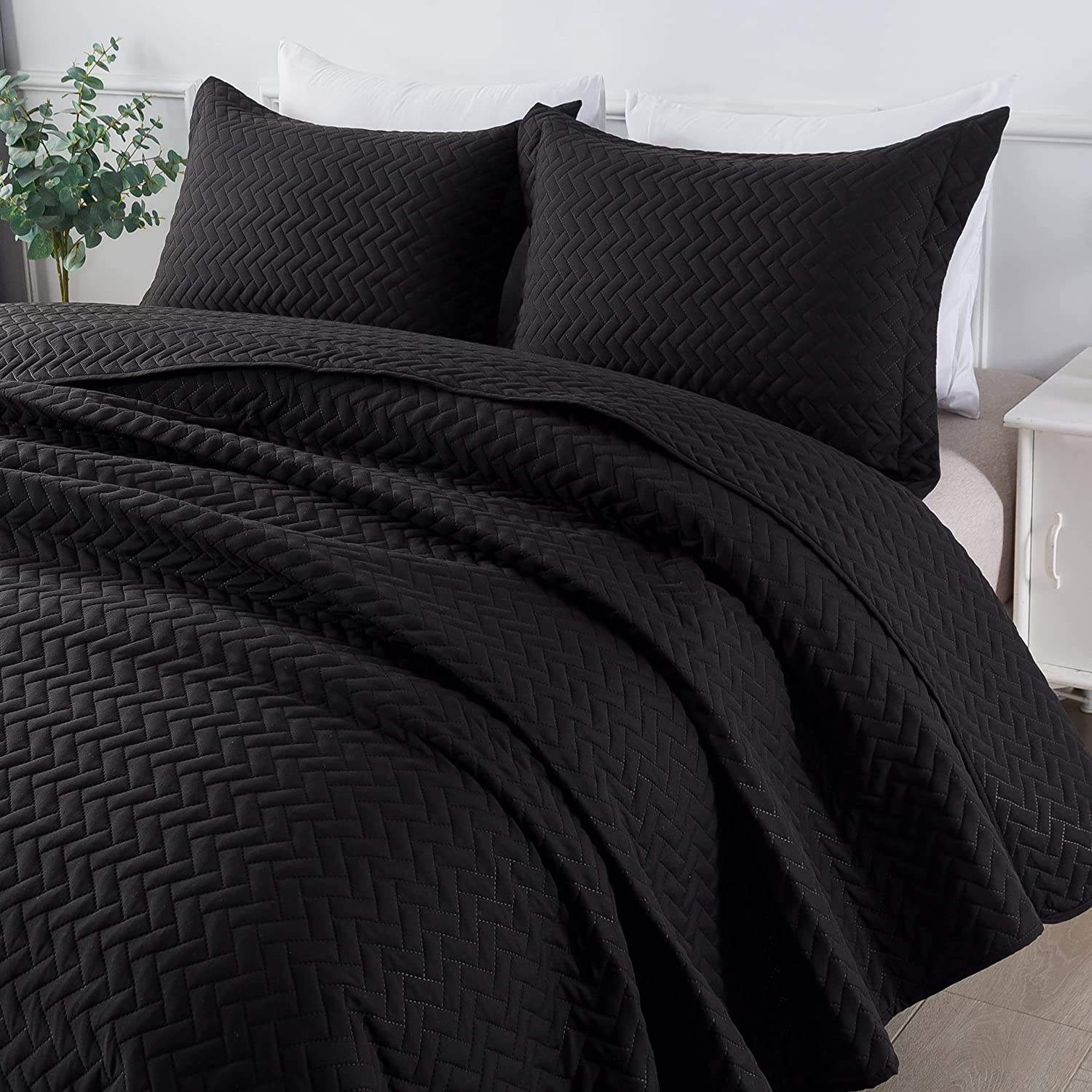 Black Crystal Duvet: A Luxurious and Functional Bed Cover