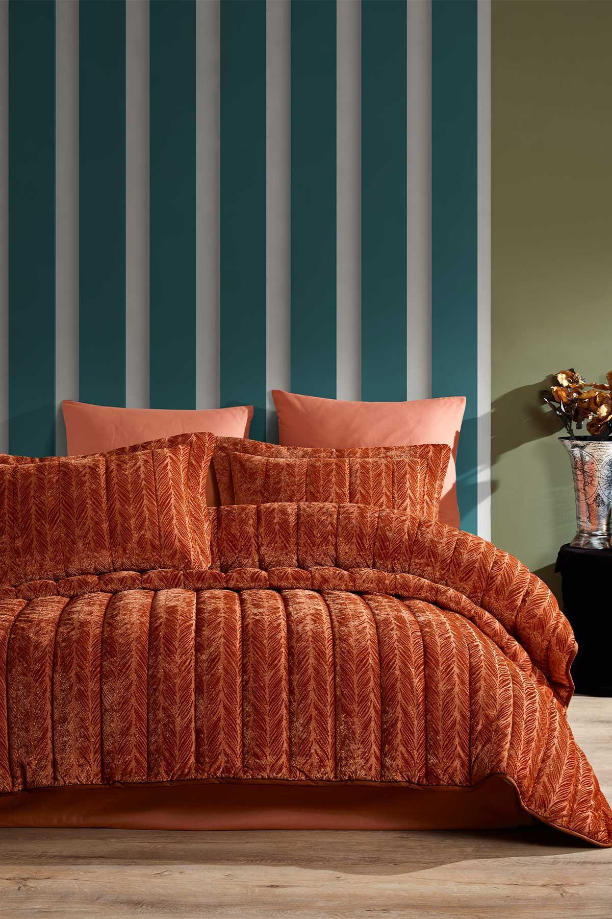 Title: Yuxiang Home Textiles Down Comforter: A Masterpiece of Quality and Style