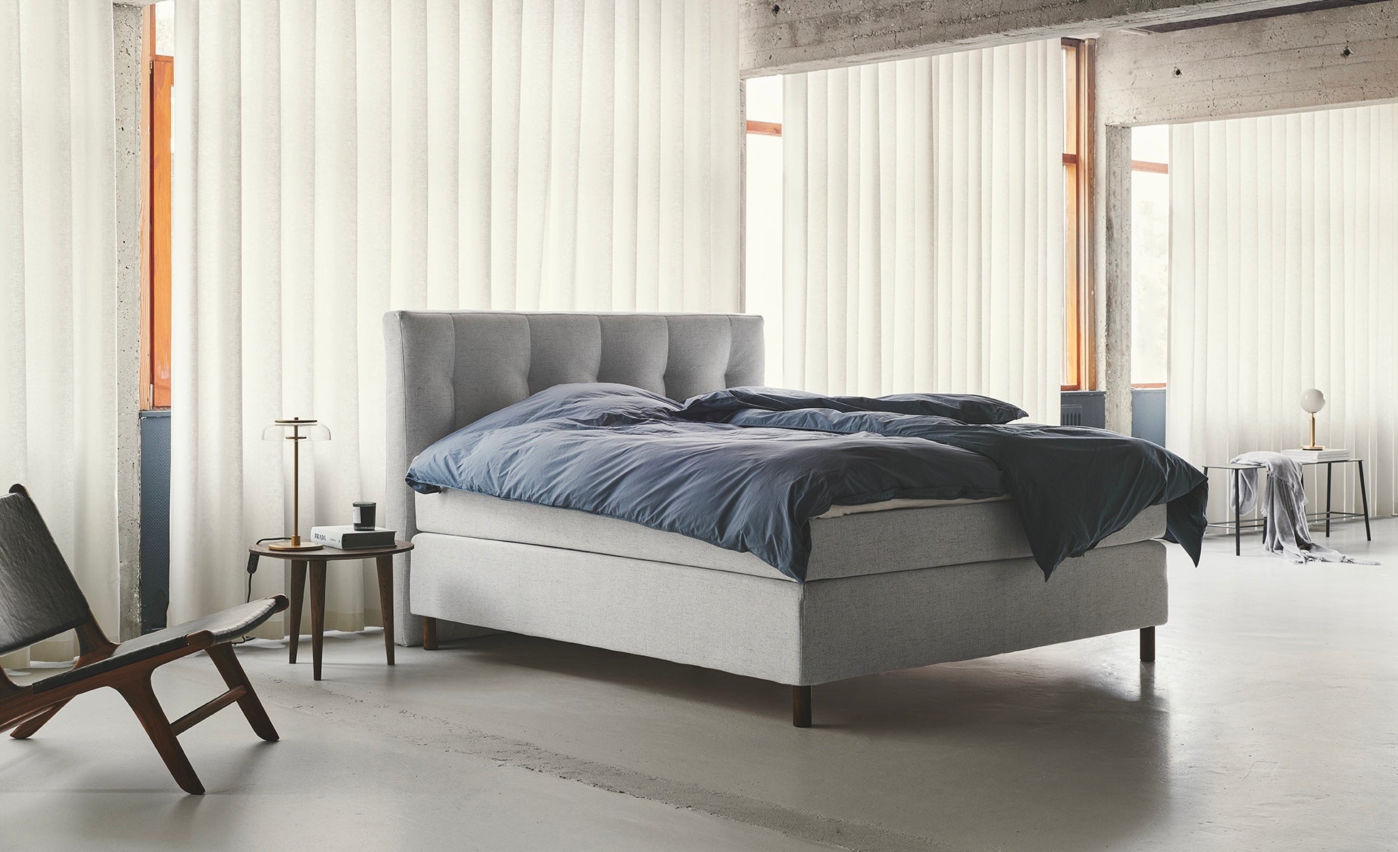 Title: Elegant Down Comforter: A Luxurious Bedtime Essential