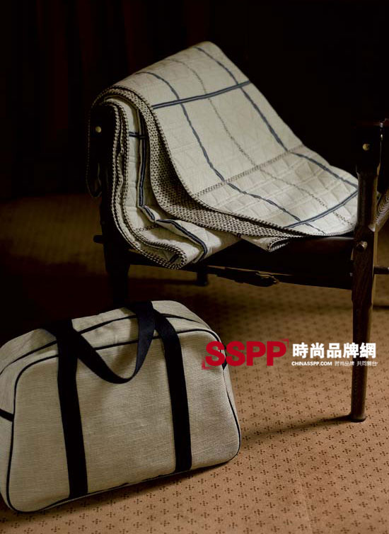 Title:Yves Delorme down comforter: The ultimate in luxury and warmth