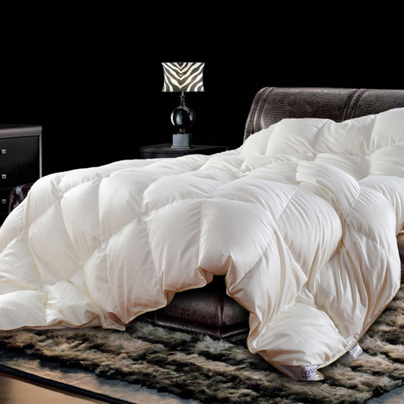 Title: The Art of百思寒羽绒被 Manufacturing: A Masterpiece of Warmth and Comfort