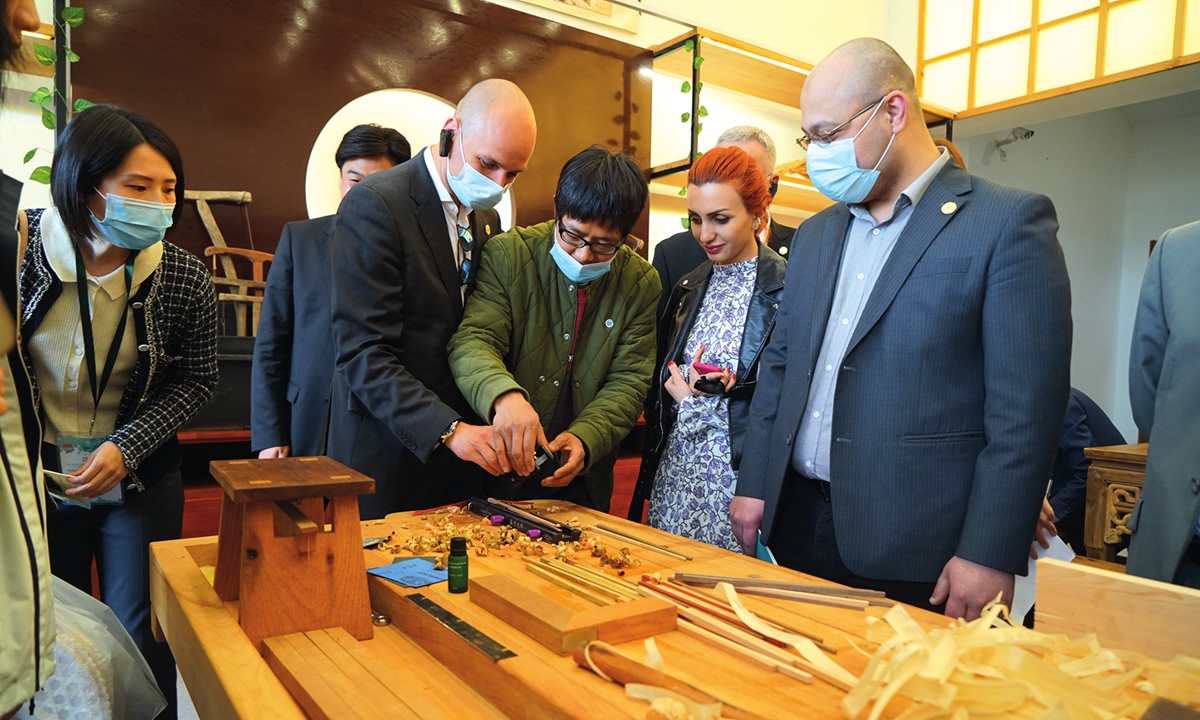 Title: The Art of Crafting Premium Down Comforters: Unveiling the Exquisite Gongpin Hengdu Yiren