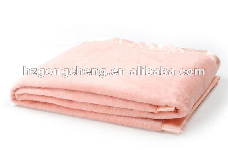 Title: The beauty of a plain-colored down blanket