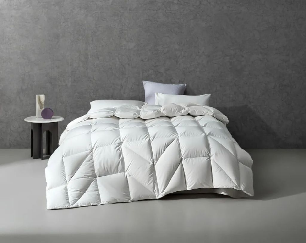 Title: The New羽绒被: A Comfortable and Versatile Bed Item