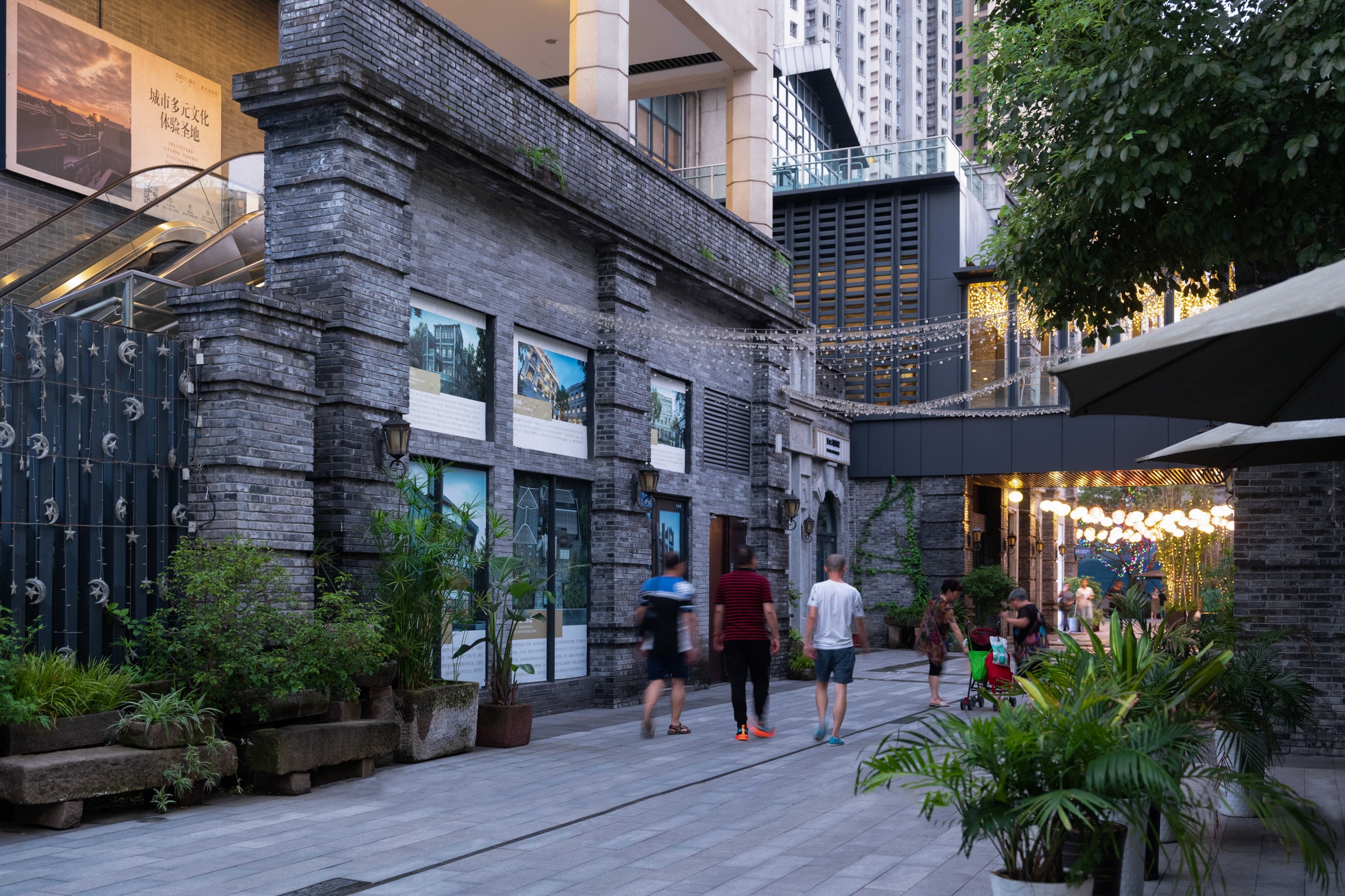 Title: Revitalizing Chongqing Down Blankets: An Ode to the Citys Historic Quilt Shops