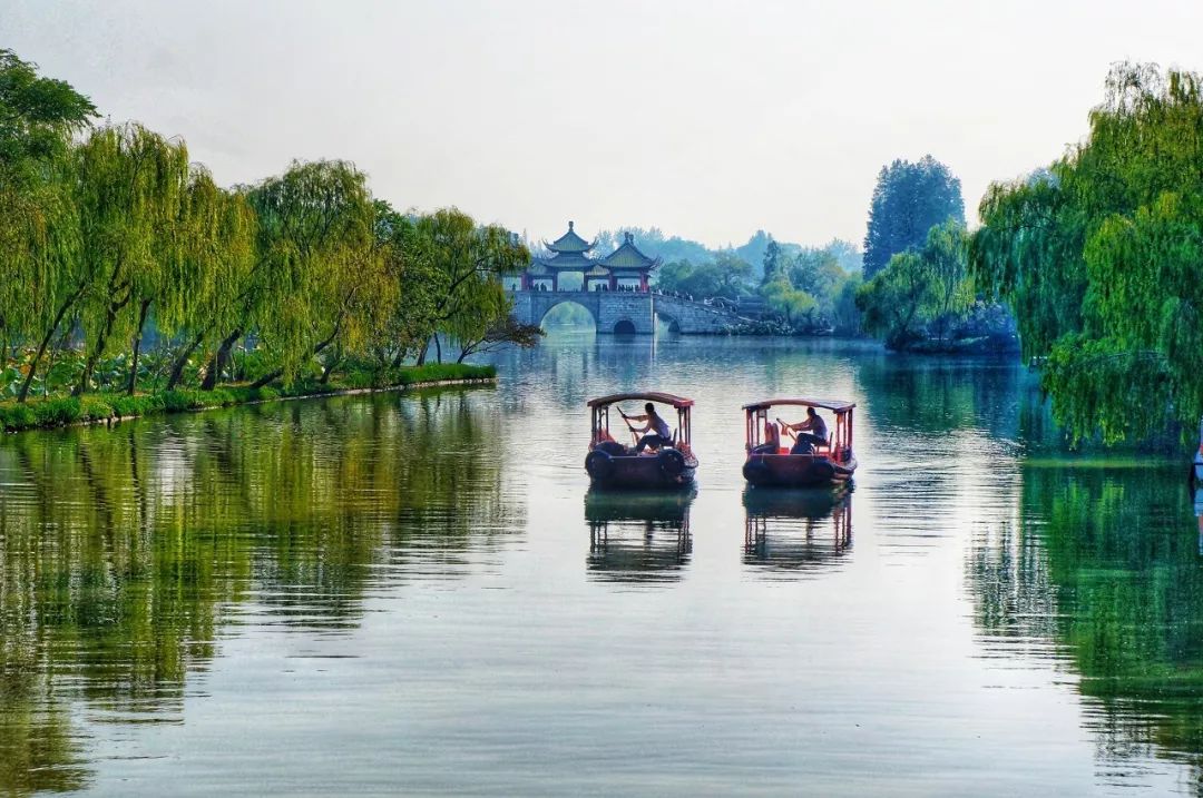 Title: The Unique Beauty of Yangzhou: Duck Feather Blankets