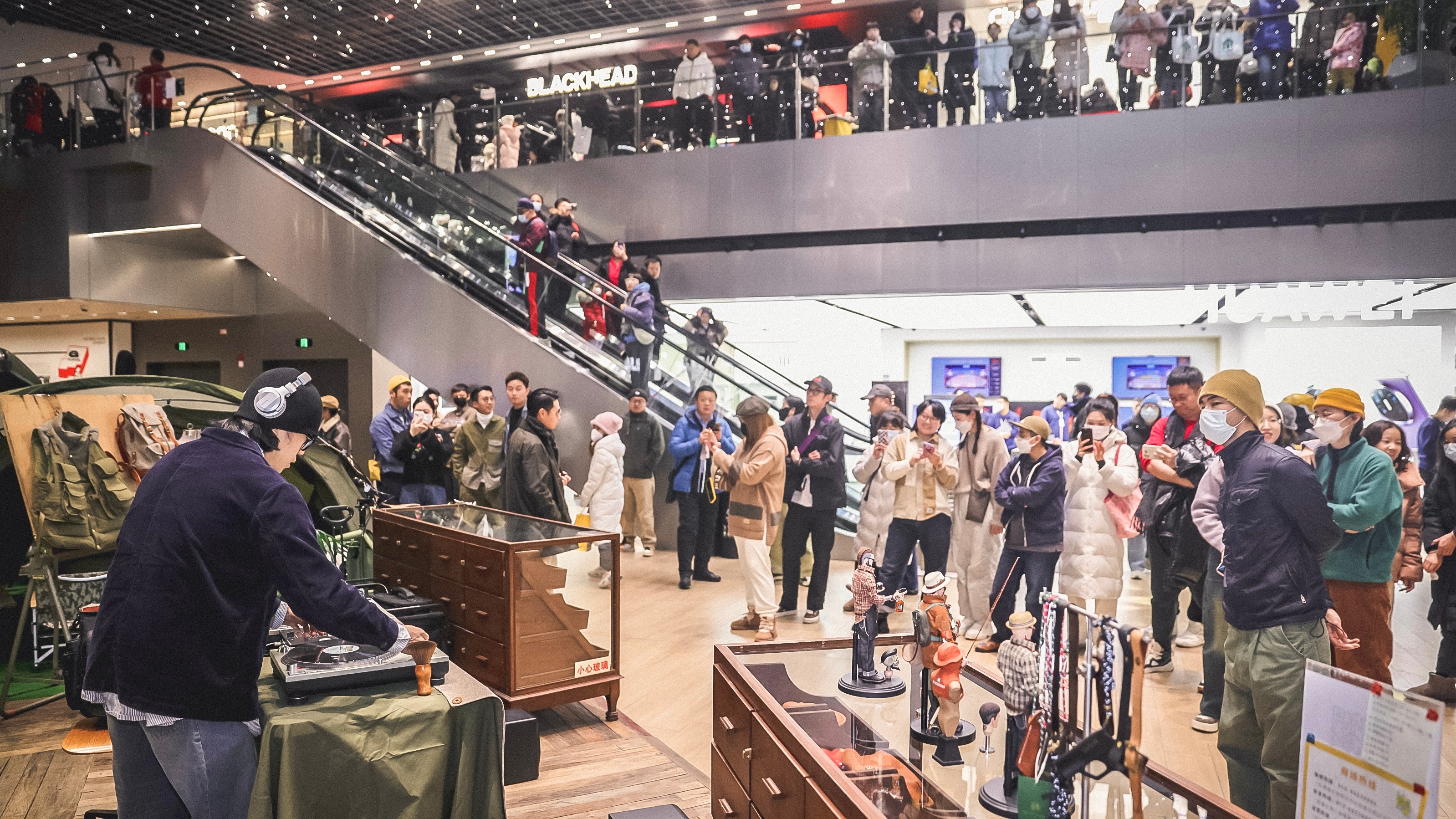 Title: Discover the Phone Number of Anyang Down Feather Blanket Factory at a Live Exhibition