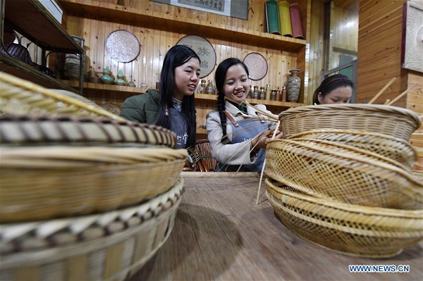 Title: Creating a Down Comforter with Bamboo Pillows in Banqiao: A Cultural and Craft Experience