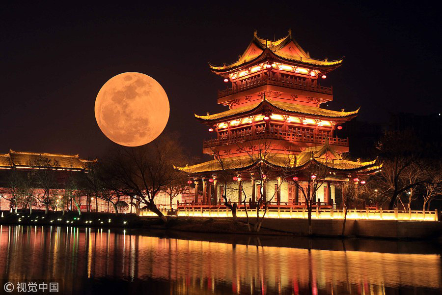 Title: The Beauty of Jiangnan: Duck Feather Blankets under the Moonlight