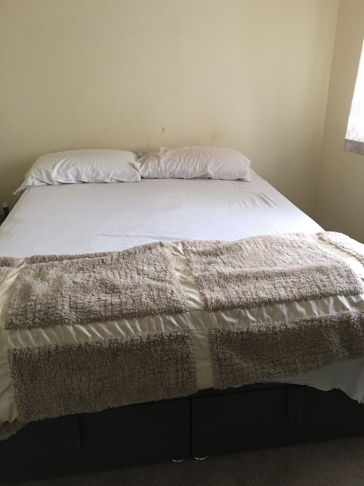 Title: The Location of the Rushan Road Down Feather Bed Store
